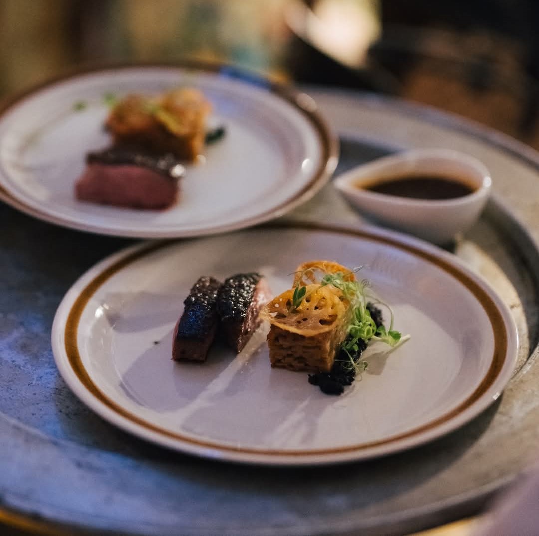 Ức vịt nướng, củ sen, sốt tương đậu